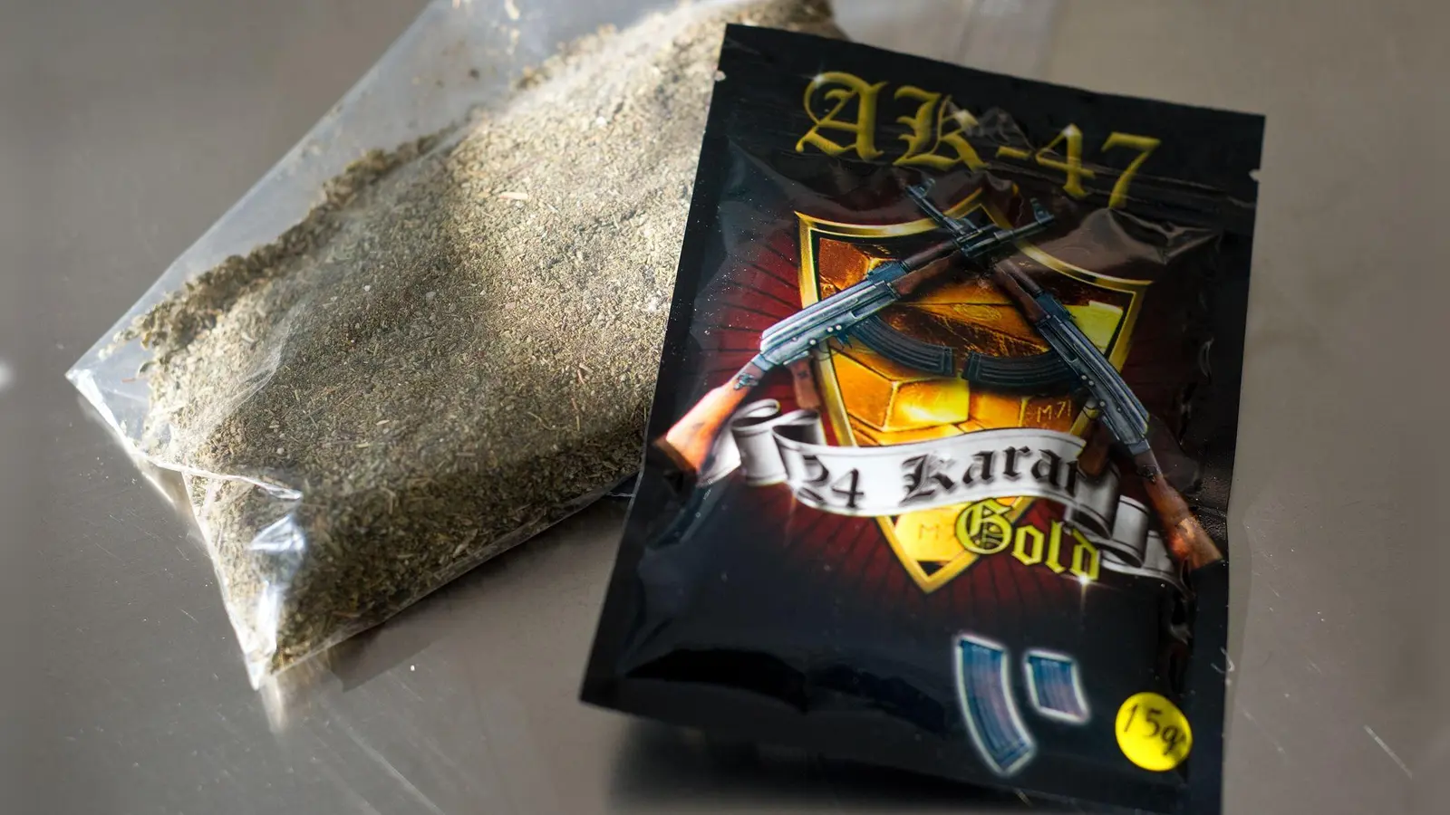 Leicht zu bekommen, billig - und in der Wirkung oft unkalkulierbar: Designerdrogen. (Illustration)  (Foto: Christoph Schmidt/dpa)