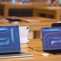 Beim MacBook Pro - das auch mehr Speicher hat - fallen die Preissteigerungen deutlich aus. (Archivbild) (Foto: Monika Skolimowska/dpa)