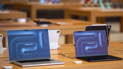 Beim MacBook Pro - das auch mehr Speicher hat - fallen die Preissteigerungen deutlich aus. (Archivbild) (Foto: Monika Skolimowska/dpa)