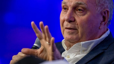 Uli Hoeneß rechnet auch mit der ehemaligen Bundesregierung ab. (Archivbild) (Foto: Peter Kneffel/dpa)