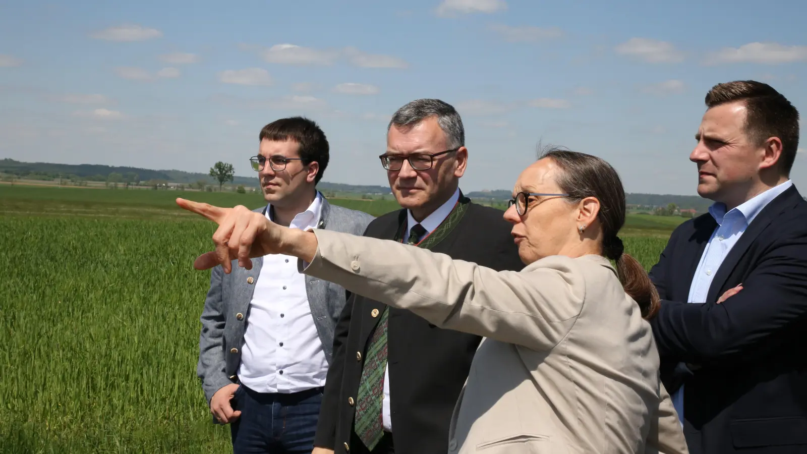 Europakandidat Dr. Bernd Körner, Staatsminister Dr. Florian Herrmann, die Interfranken-Geschäftsführerin Hedwig Schlund und den Landtagsabgeordneten Andreas Schalk beim Ortstermin. (Foto: Alexander Biernoth)