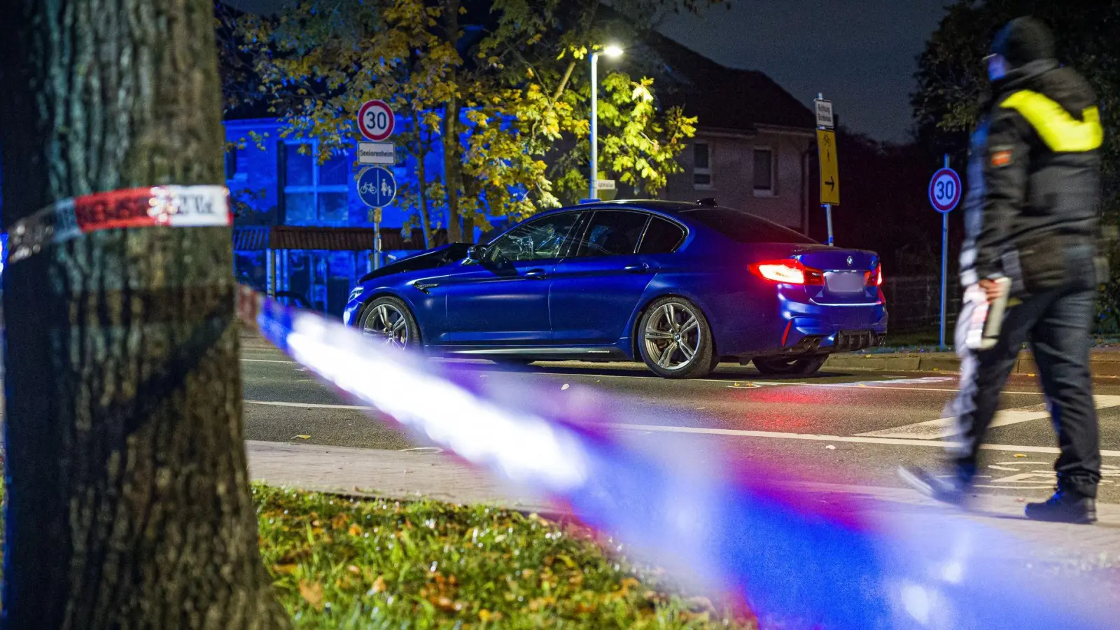 Ein BMW steht in der Nacht an einer Einsatzstelle in der Region Hannover. Einsatzkräfte haben zuvor auf ein Auto geschossen, dass zuvor in eine Gruppe von Menschen gefahren war. (Foto: Moritz Frankenberg/dpa)