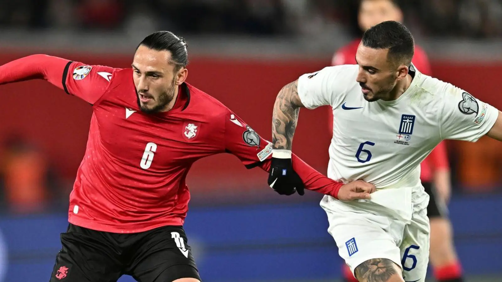 Der Georgier Giorgi Kotschoraschwili (l) behauptet den Ball gegen Dimitris Kourbelis. (Foto: Tamuna Kulumbegashvili/AP/dpa)