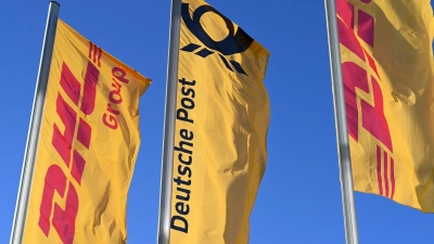 Eine Fahne der Deutschen Post weht im Wind. Die Deutsche Post gehört zum Logistikkonzern DHL.  (Foto: Wolf von Dewitz/dpa)