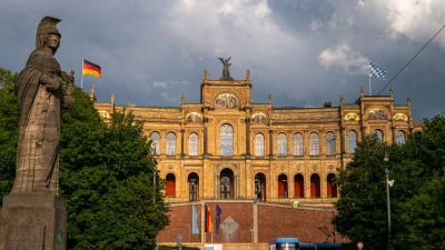 Antrag bei Bayerischen Landtag: Am Mittwoch wollte der Förderverein die Unterschriften überreichen. (Symbolbild) (Foto: Peter Kneffel/dpa)