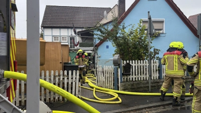 Zwei Personen wurden nach einem Wohnungsbrand in Birkenfeld ins Krankenhaus gebracht. (Foto: NEWS5 / Kevin Weddig)