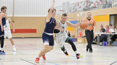Manuel Rockmann (in Weiß, hier im Spiel gegen Haching) konnte zuletzt wenig mit den Kollegen trainieren, bleibt für den TTV Neustadt aber ein Schlüsselspieler. (Foto: Martin Rügner)