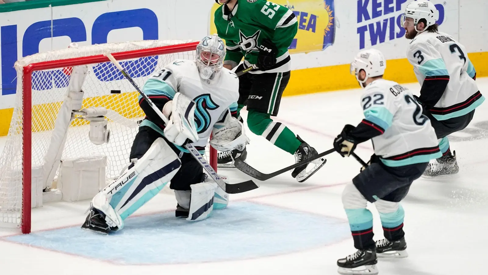 Dallas Stars-Center Wyatt Johnston (53) trifft gegen Seattle Kraken-Torwart Philipp Grubauer (31). (Foto: Tony Gutierrez/AP)