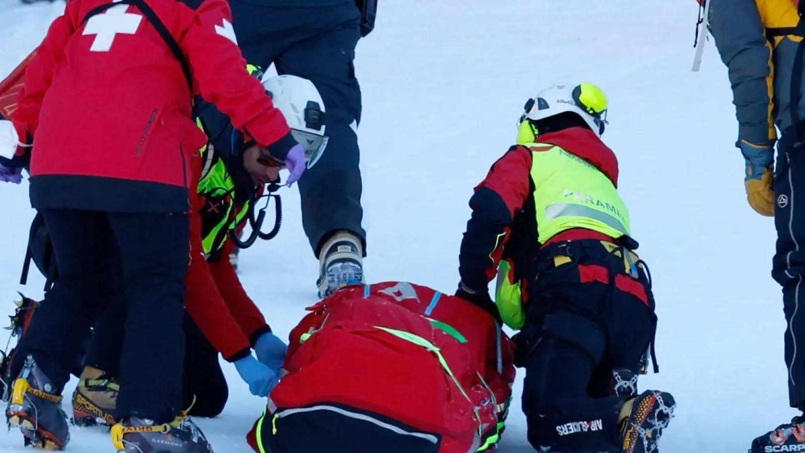 Aleksander Aamodt Kilde wird nach seinem Sturz in der Lauberhorn-Abfahrt versorgt. (Foto: Alessandro Trovati/AP/dpa)