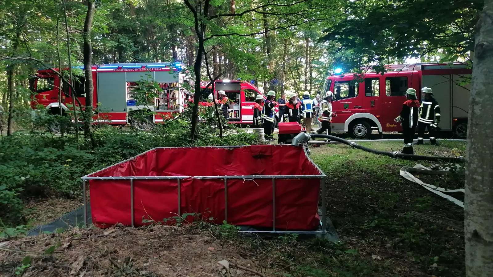 Action in Burk: Bei der Waldbrandübung wurden bis zu 5000 Liter Löschwasser je Güllefass herbeigeschafft und in Faltbehälter geleitet. (Foto: Friedrich Zinnecker)