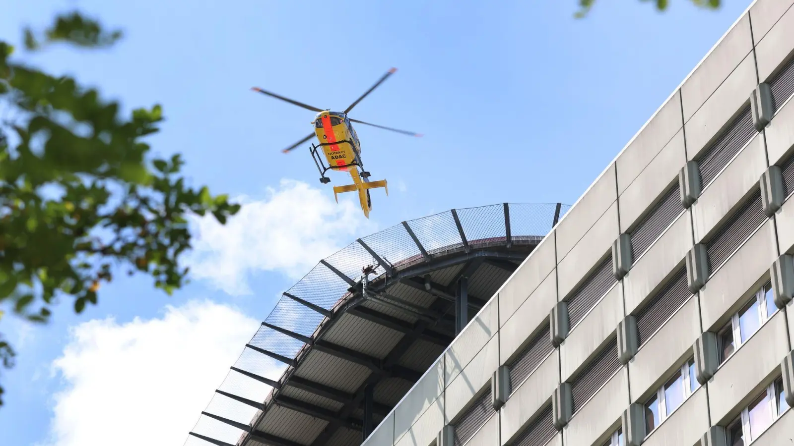 Der 71-Jährige wurde per Hubschrauber ins Krankenhaus geflogen. (Symbolbild)  (Foto: Karl-Josef Hildenbrand/dpa)