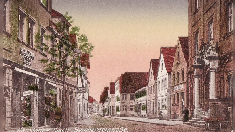 So sah die Bamberger Straße im Jahr 1920 aus. Ganz rechts befindet sich das Rathaus. Vom Seiteneingang erfolgte seinerzeit der Zugang dazu. Bis zum Brand 1947 sind die Säulen dort gestanden. Entdeckt hat Walter Tropper die Postkarte im Archiv des Geschichts- und Heimatvereins: Sie stammt aus dem Ansichtsalbum des Verlags L. Assel, welcher in der Wilhelmstraße einen Buchladen betrieb.  (Foto: Geschichts- und Heimatverein)