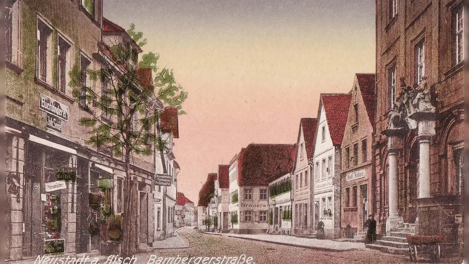 So sah die Bamberger Straße im Jahr 1920 aus. Ganz rechts befindet sich das Rathaus. Vom Seiteneingang erfolgte seinerzeit der Zugang dazu. Bis zum Brand 1947 sind die Säulen dort gestanden. Entdeckt hat Walter Tropper die Postkarte im Archiv des Geschichts- und Heimatvereins: Sie stammt aus dem Ansichtsalbum des Verlags L. Assel, welcher in der Wilhelmstraße einen Buchladen betrieb.  (Foto: Geschichts- und Heimatverein)