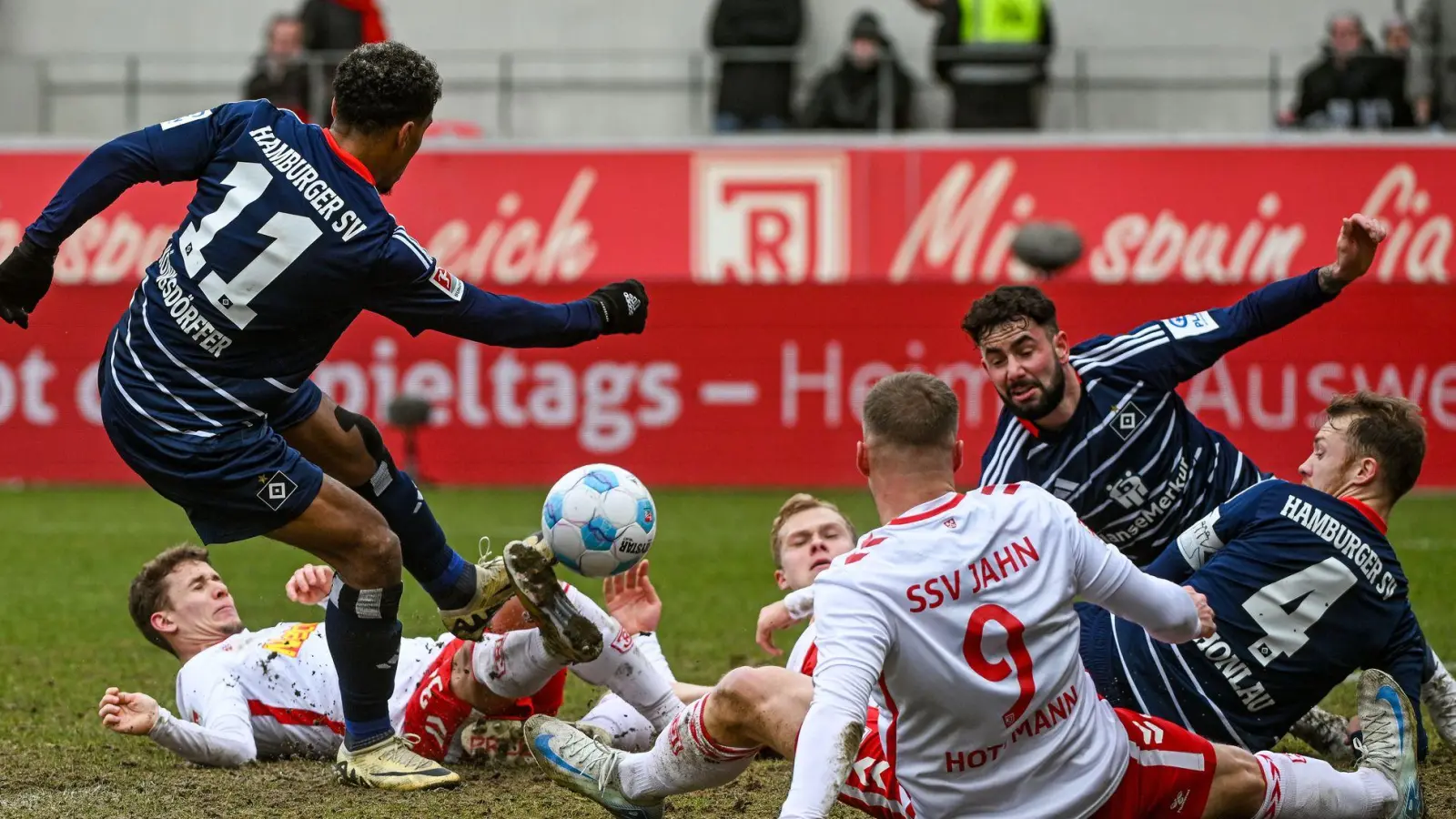 Viel Kampf zwischen Jahn Regensburg und Hamburger SV. (Foto: Armin Weigel/dpa)