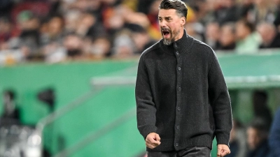 Der Frust muss raus: Sandro Wagner schreit am Spielfeldrand.  (Foto: Harry Langer/dpa)