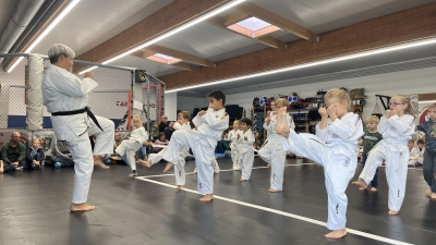 Vereinsvorsitzende Yvonne Tausche (links) präsentierte mit den jüngsten Taekwondo-Schülern gemeinsame Übungen aus dem Training. (Foto: Volker Raab)