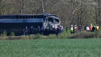Ein TGV ist in Nordfrankreich mit einem Lastzug zusammengestoßen und entgleist. (Foto: Sameer Al-Doumy/AFP/dpa)