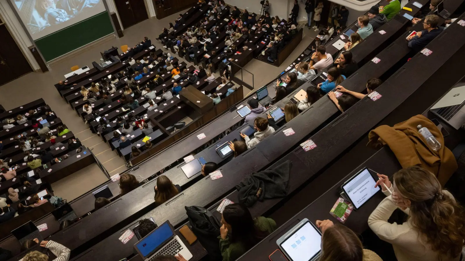 Zahlreiche Menschen starten jedes Jahr ihr Studium  (Foto: Peter Kneffel/dpa)