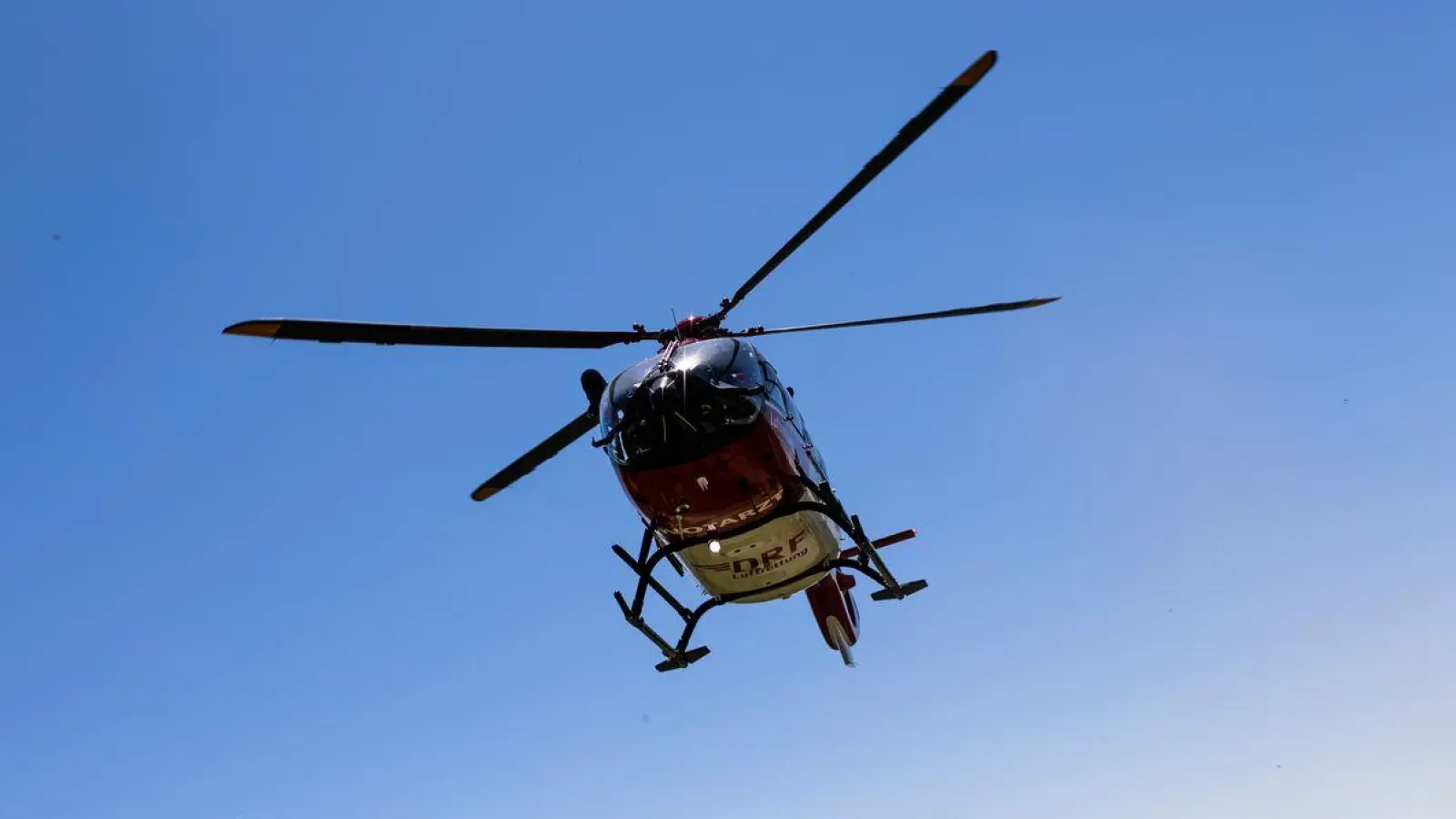 Die schwer verletzte Motorradfahrerin wurde mit einem Rettungshubschrauber ins Krankenhaus gebracht. (Symbolbild) (Foto: Philipp von Ditfurth/dpa)