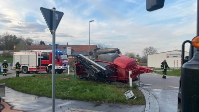 Ein Traktor mit einer Anhängerspritze ist am Donnerstag bei Gollhofen umgestürzt (Foto: Feuerwehr Uffenheim)