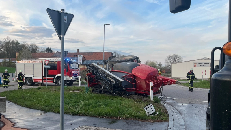 Ein Traktor mit einer Anhängerspritze ist am Donnerstag bei Gollhofen umgestürzt. (Foto: Feuerwehr Uffenheim)