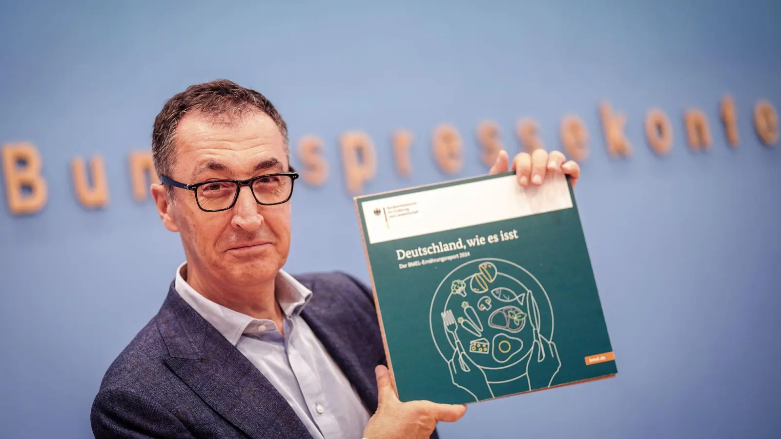  Der Wunsch nach mehr Transparenz müsse beachtet werden, sagt Landwirtschaftsminister Cem Özdemir (Grüne) bei der Vorstellung des Ernährungsreports 2024 in Berlin.  (Foto: Kay Nietfeld/dpa)