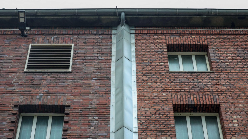 Regenrinne abgedeckt, Fassade ohne Halt für Kletterer - wie kam der Häftling auf das Dach?  (Foto: Christoph Reichwein/dpa)