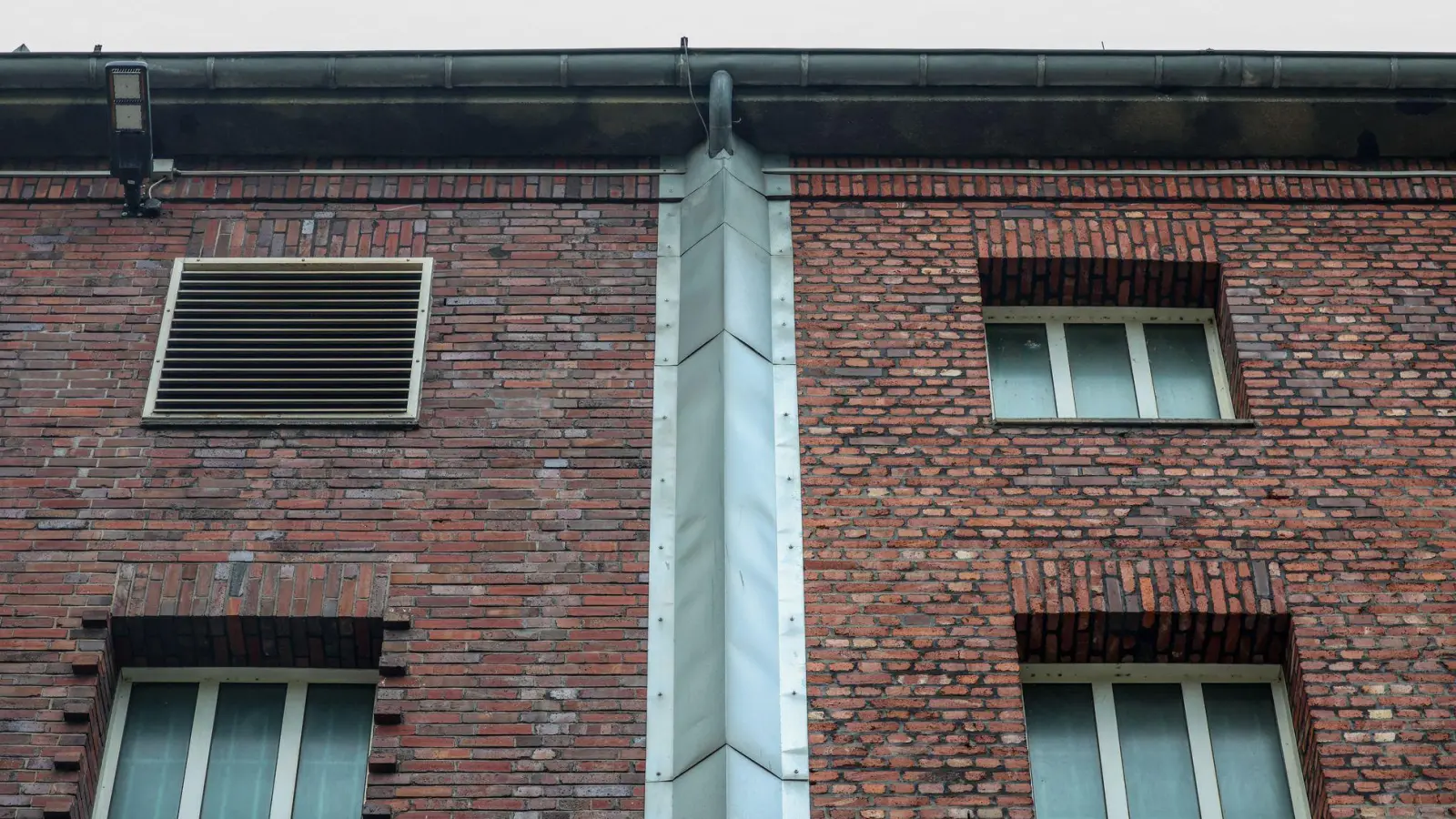 Regenrinne abgedeckt, Fassade ohne Halt für Kletterer - wie kam der Häftling auf das Dach?  (Foto: Christoph Reichwein/dpa)
