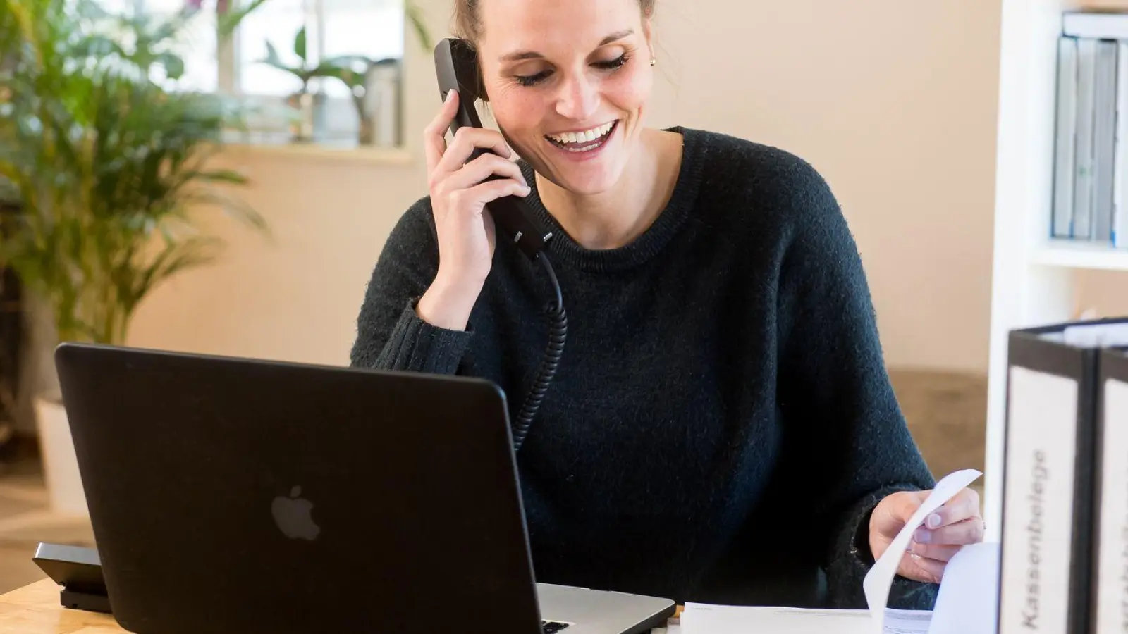 Der bürokratische Aufwand ist nicht zu unterschätzen: Wer sich im Nebenerwerb selbstständig machen will, muss rechtlich einiges beachten. (Foto: Benjamin Nolte/dpa-tmn)