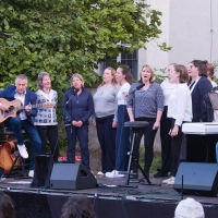 Musik unter Bäumen: David Lugert (links) moderierte den Konzertabend mit zwei Ensembles. (Foto: Martin Stumpf)