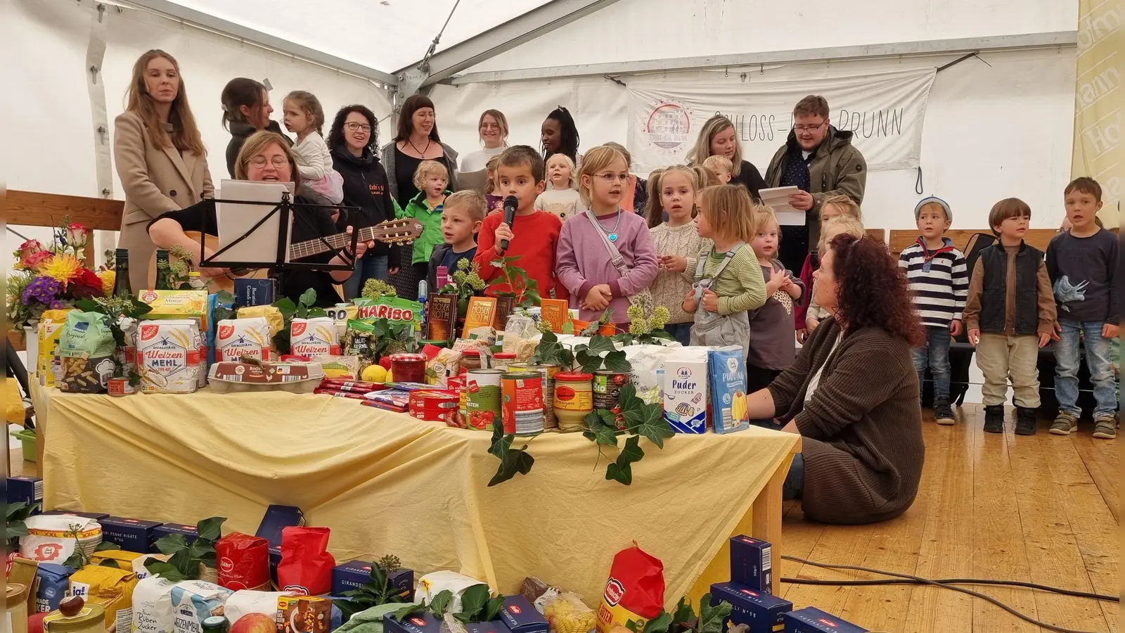 Die Kindergartenkinder luden die Gäste im Festzelt musikalisch ein, die neuen Räume zu besichtigen. (Foto: Rainer Weiskirchen)