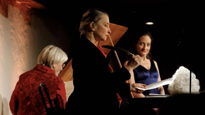 Feinsinniges Mozart-Trio (von links): Liese Klahn, Isabel Karajan und Christiane Karg im Programm „Mozarts geheime Briefe”. (Foto: Thomas Wirth)