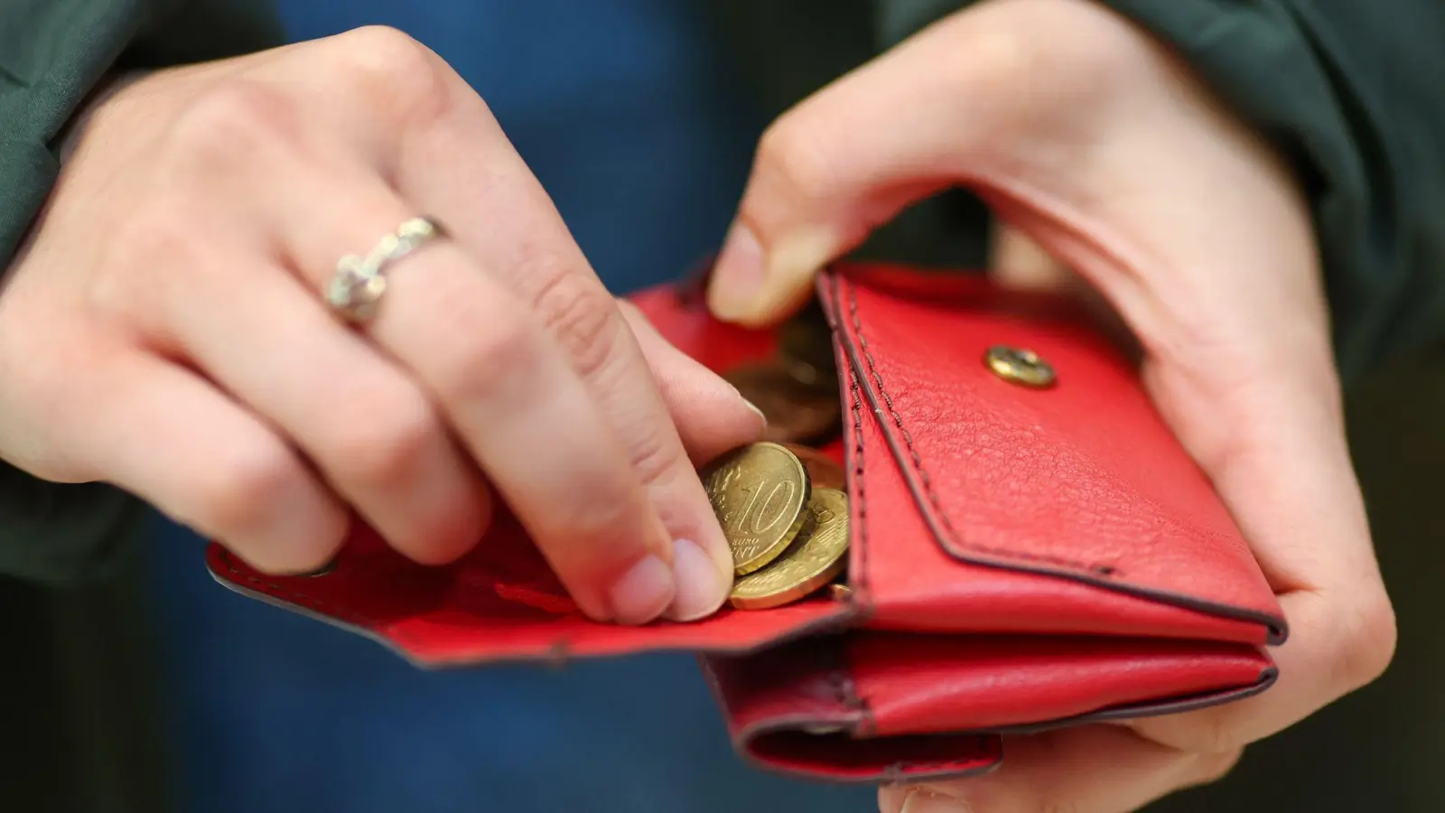 Gestiegene Preise belasten die Budgets der Menschen (Archivbild) (Foto: Jan Woitas/dpa)