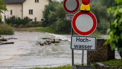 Tagelanger Dauerregen hat vielerorts Flüsse und Bäche über die Ufer treten lassen. (Foto: Armin Weigel/dpa)