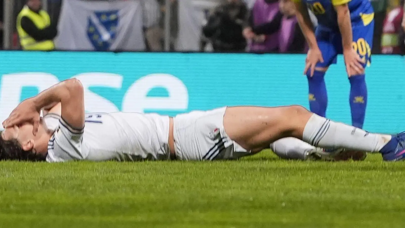 Italiens Fußball liegt nach dem Playoff-Aus am Boden - so wie hier Pio Esposito. (Foto: Fabio Ferrari/LaPresse/AP/dpa)