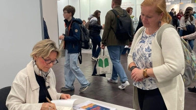 Die Autorin Dr. Susanne Schulz signierte auf der Leipziger Buchmesse ihren Franken-Krimi.  (Foto: Natalie Pöttinger)