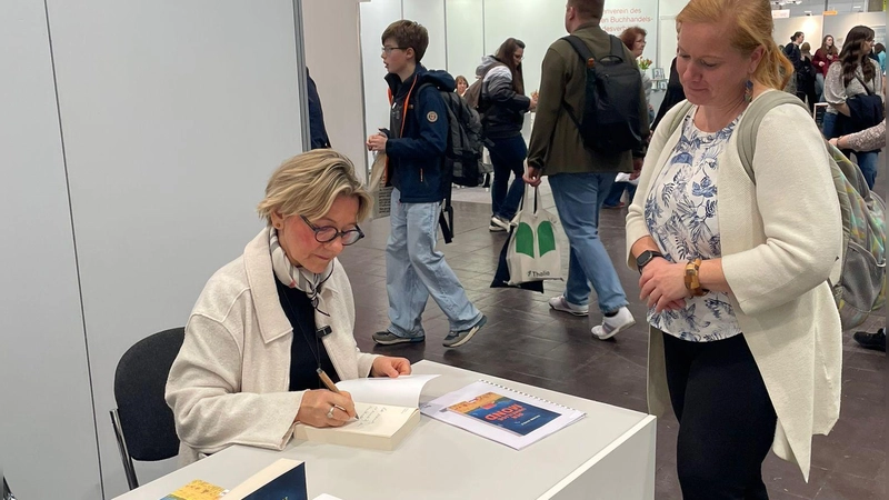 Die Autorin Dr. Susanne Schulz signierte auf der Leipziger Buchmesse ihren Franken-Krimi.  (Foto: Natalie Pöttinger)