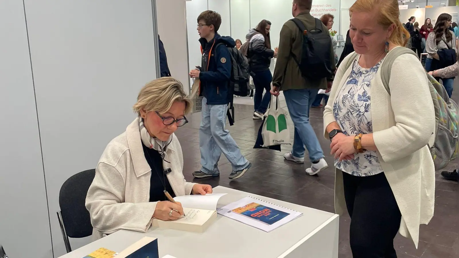 Die Autorin Dr. Susanne Schulz signierte auf der Leipziger Buchmesse ihren Franken-Krimi.  (Foto: Natalie Pöttinger)