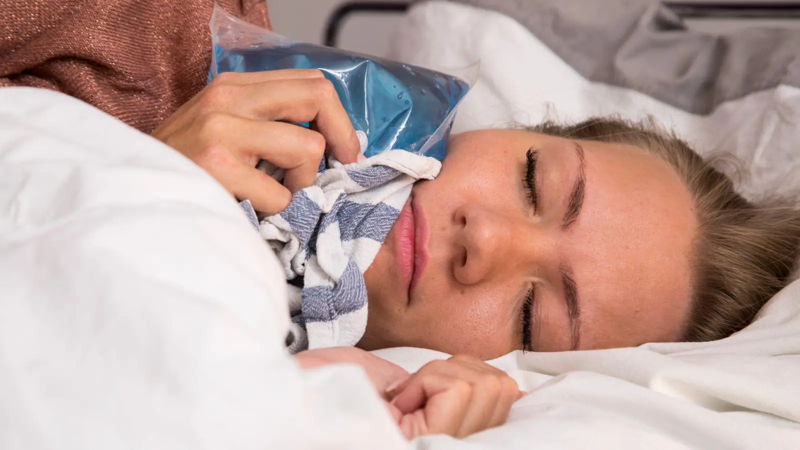 Wenn der Zahn einem die Nachtruhe raubt, kann ein Kühlpack im Tuch Linderung verschaffen. (Foto: Christin Klose/dpa Themendienst/dpa-tmn)