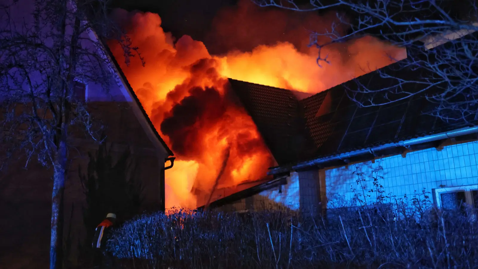 Aus dem Dachstuhl schlugen die Flammen. Mit einem Großaufgebot war die Feuerwehr in Neunkirchen im Einsatz. (Foto: Tizian Gerbing)