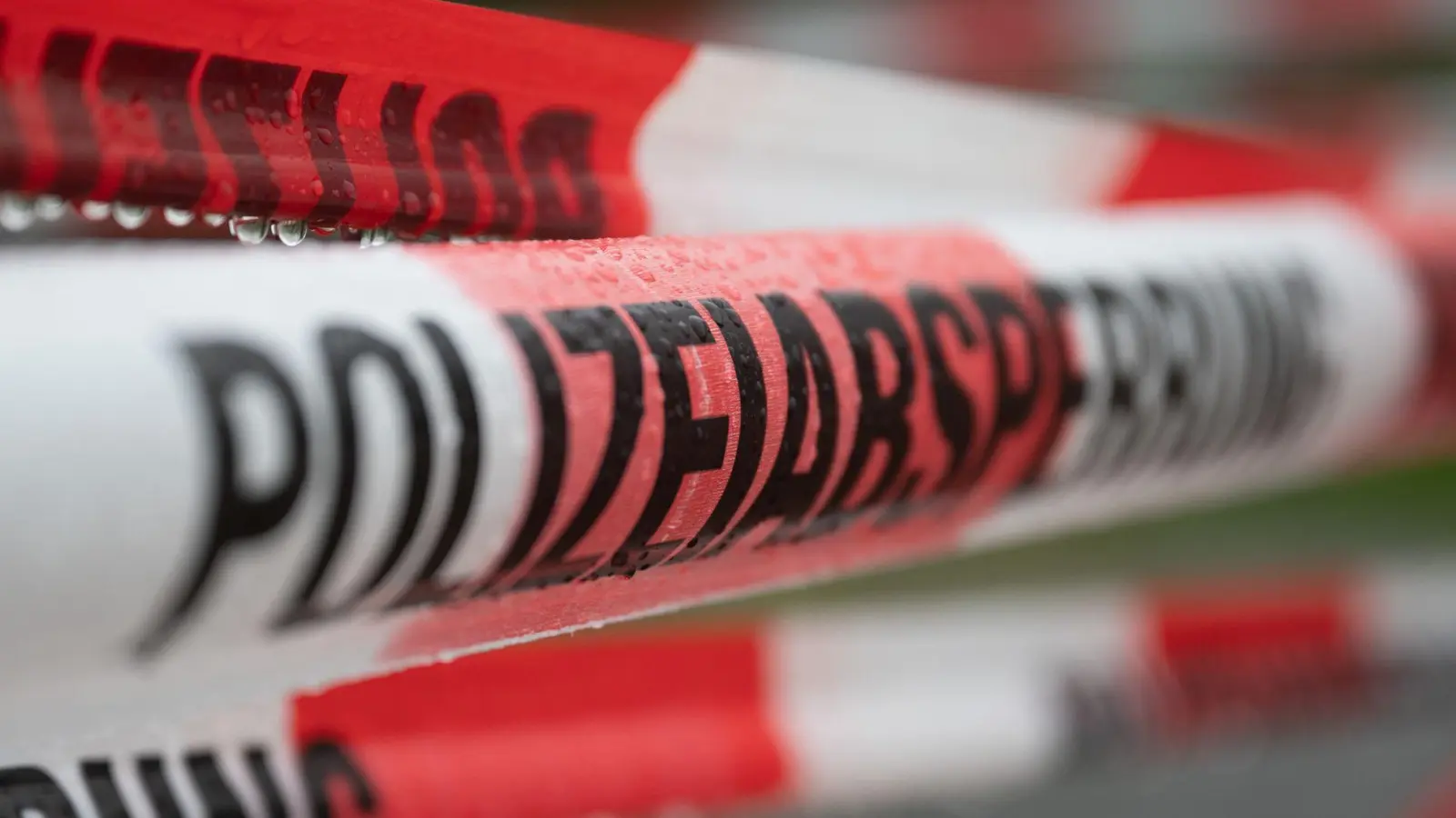 Etwa zwei Drittel aller Tatverdächtigen der Polizei sind männlich. Eine Kriminologin erklärt, woran das liegt. (Symbolbild: Sebastian Kahnert/dpa)