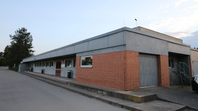 Die Turnhalle in Neuendettelsau soll saniert werden. Dafür hofft die Gemeinde auf etliche Zuschüsse. (Foto: Alexander Biernoth)