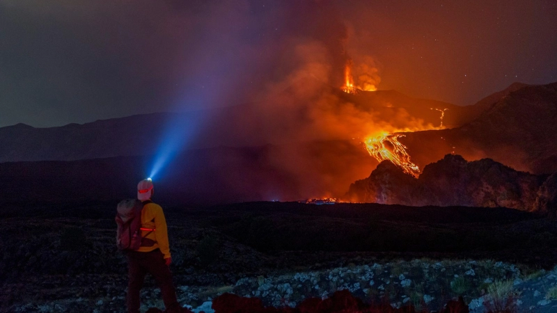 Die Lavaströme des Ätna ziehen viele Schaulustige an. (Foto: Salvatore Allegra/AP/dpa)