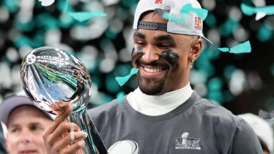 Jalen Hurts hat endlich den großen Pokal - und wurde auch zum MVP gewählt. (Foto: Matt Slocum/AP/dpa)