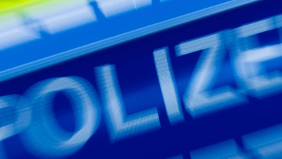 Eine Polizeistreife entdeckt den gesuchten Mann durch Zufall. (Symbolbild) (Foto: Rolf Vennenbernd/dpa)