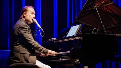 Mit seinem Reinhard-Mey-Programm in den Ansbacher Kammerspielen: Michael von Zalejski. (Foto: Andrew Lauer)