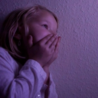Schaurig-schön oder schon richtig gruselig? Damit sich Kinder nicht überfordert fühlen, sollten Eltern altersgerechte Filme aussuchen. (Foto: Silvia Marks/dpa-tmn)