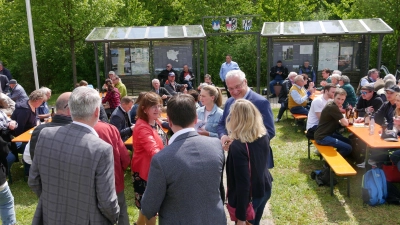 Vor Beginn des offiziellen Teils: Digitalministerin Judith Gerlach (Jeansjacke) neben Innenminister Joachim Herrmann im Gespräch mit Gästen des Drei-Franken-Treffens der CSU. (Foto: Ulli Ganter)