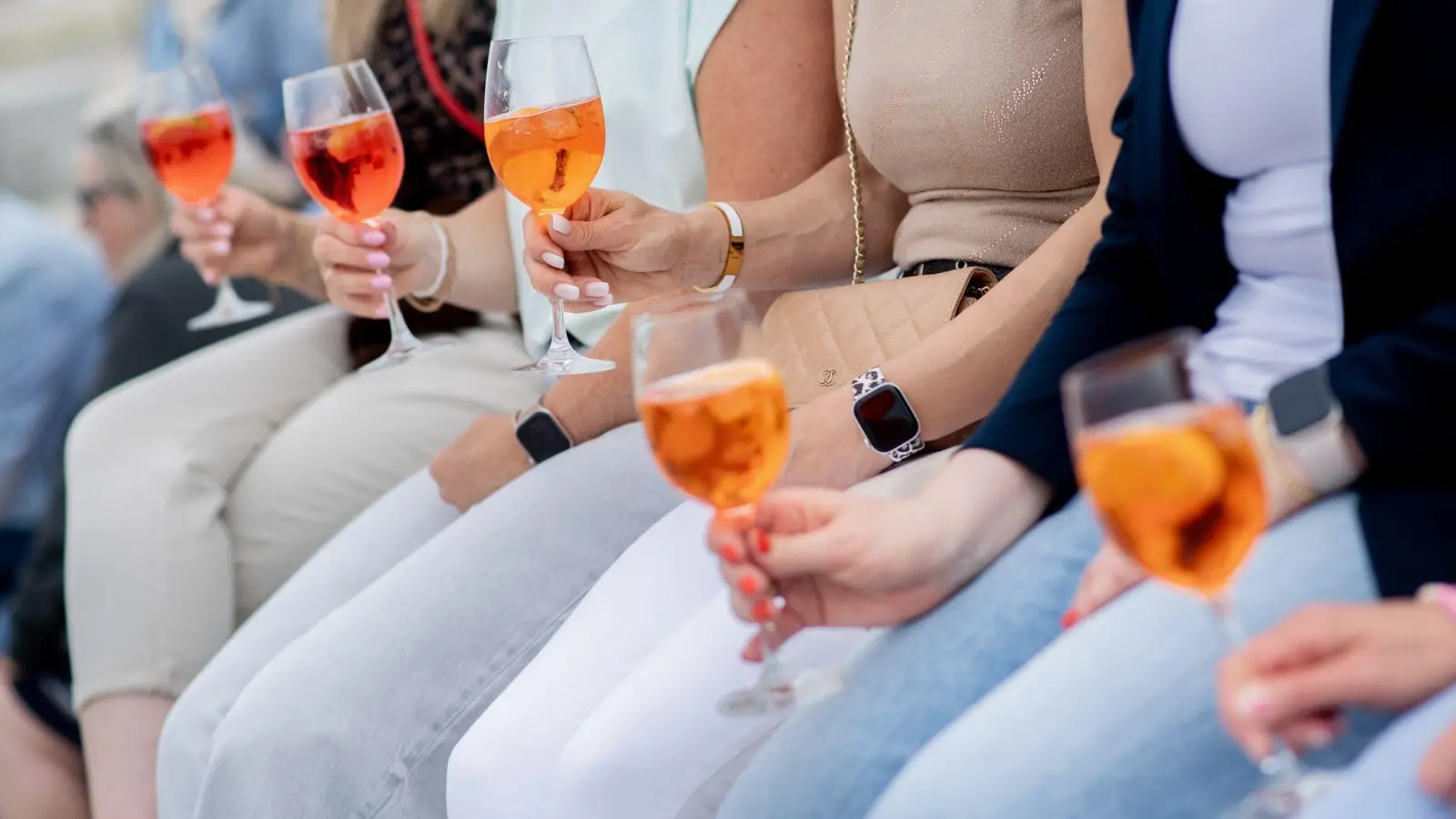 Frauen, die Aperol Spritz trinken - sieht man häufig in Deutschland. (Archivbild) (Foto: Hauke-Christian Dittrich/dpa)