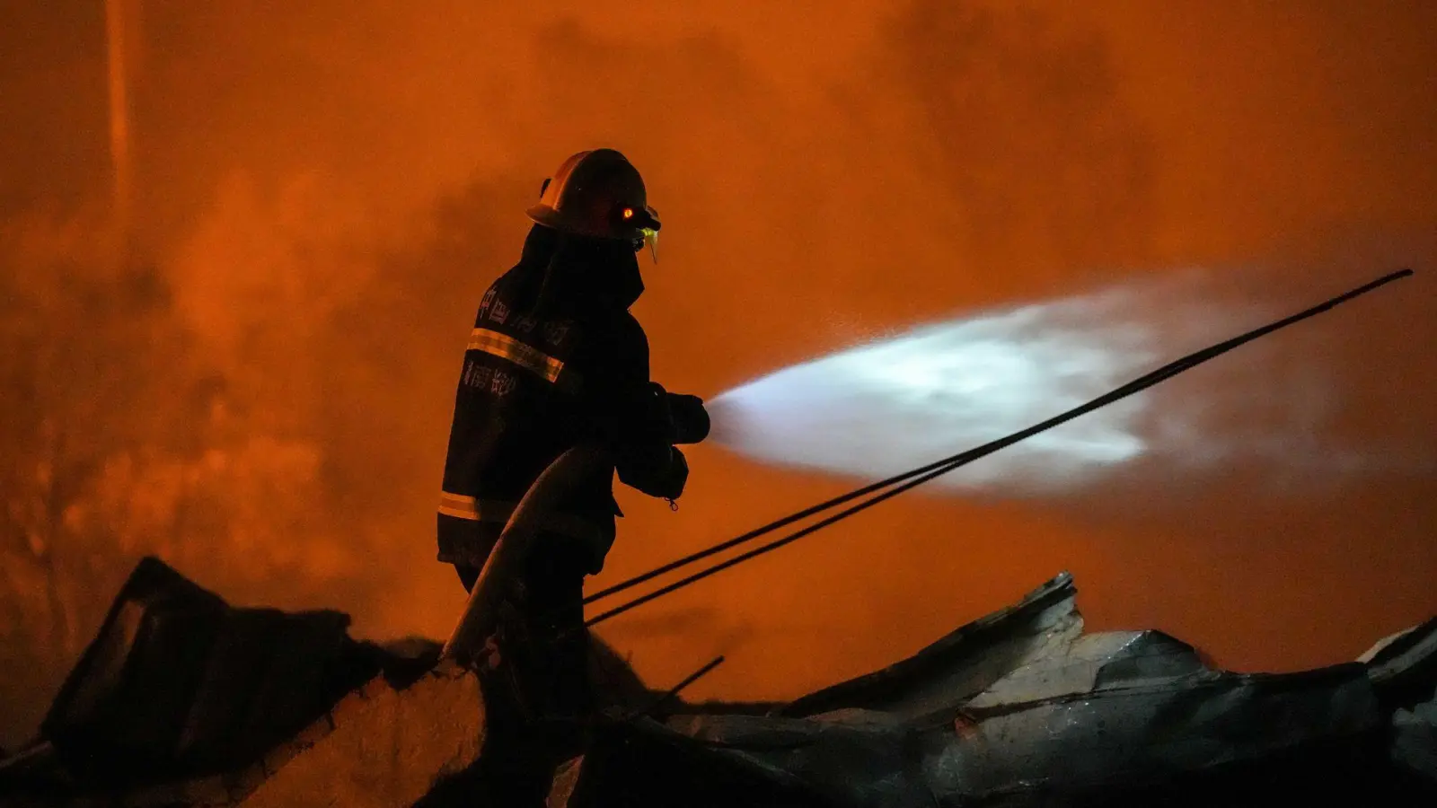 Bei einer Explosion in einer Feuerwerksfabrik in Zentralchina sind mindestens 21 Menschen ums Leben gekommen. (Foto: Chen Sihan/XinHua/dpa)